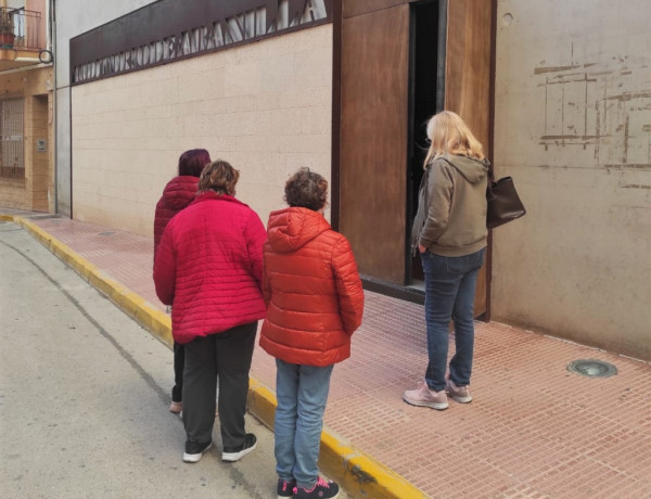 Cuatro mujeres esperan para entrar al Auditorio Municipal de Abanilla