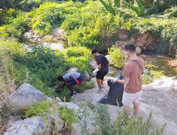 Recogida de residuos en el río Ripoll