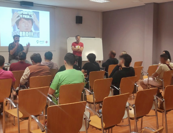 Los dos profesionales de AHIGE se dirigen al auditorio de jóvenes