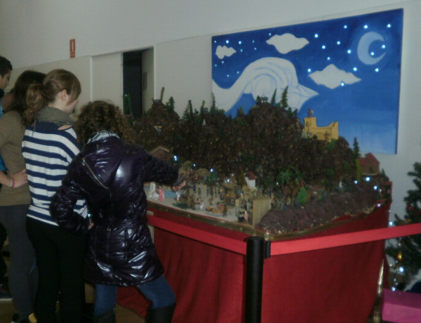 Menores de los centros ‘Sant Sebastià’ y ‘Baix Maestrat’ instalan un belén en el Mercado Municipal de Vinaroz (Castellón)