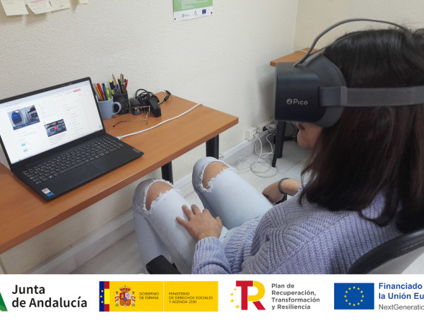 Una joven almeriense prueba la herramienta de realidad virtual. Debajo, los logotipos de las entidades financiadoras