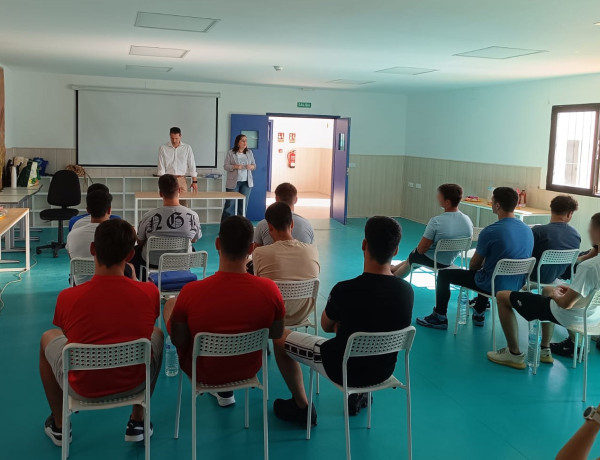 Jóvenes atendidos en el centro ‘Odiel’ de Huelva asisten a un taller sobre prevención de adicciones impartido por la Asociación Aro