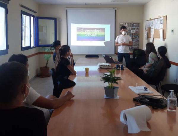 La Asociación Adhara imparte un taller de prevención sobre el VIH a las personas atendidas por Fundación Diagrama en Carmona (Sevilla)