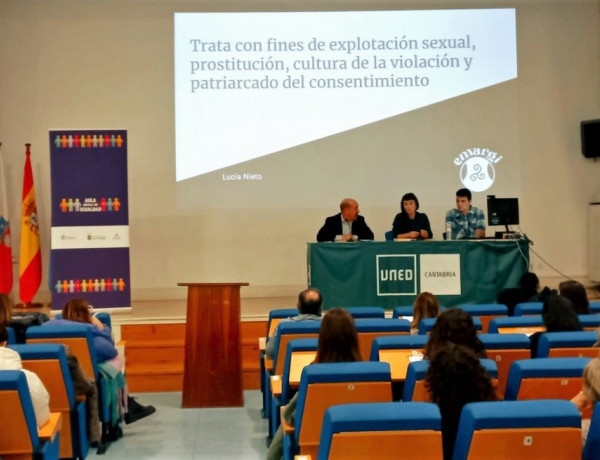 Álvaro Lavín, Lucía Nieto y Víctor González, durante la ponencia en el salón de actos de la UNED