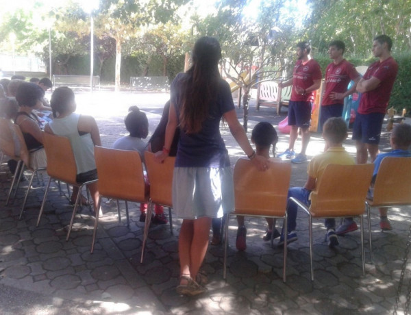 Jugadores del Club Balonmano Ciudad de Logroño-Naturhouse visitan a los menores del Centro Infantil ‘La Cometa’