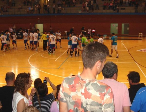 Los menores del centro educativo ‘La Zarza’ de Abanilla (Murcia) asisten a un partido de balonmano de la Liga Asobal