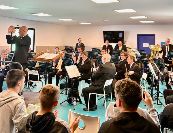 Los chicos y chicas del centro ‘Odiel’ disfrutan de la actuación de la Banda Sinfónica Municipal de Huelva