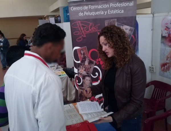 Los jóvenes del centro ‘La Villa’ se informan sobre futuras salidas profesionales en el Baúl del Estudiante y del Empleo de Elda