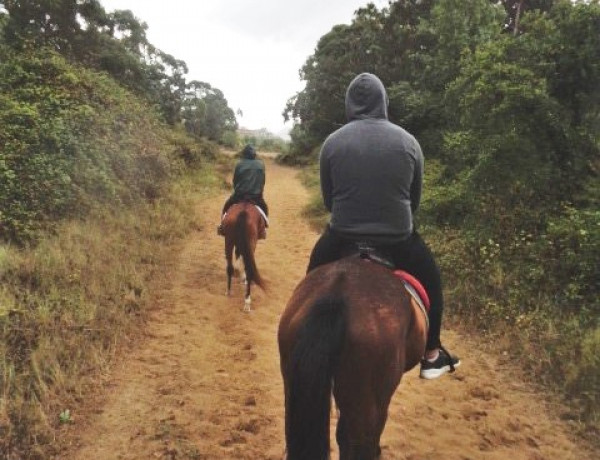 Dos jóvenes del centro, a caballo por uno de los caminos del Parque Natural