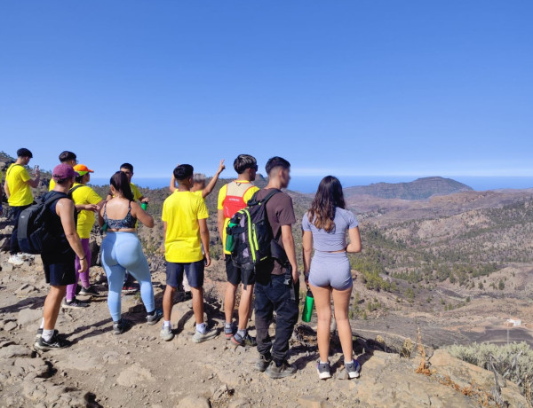 El grupo de participantes observa la isla de Gran Canaria desde el Mirador Pinos de Gáldar