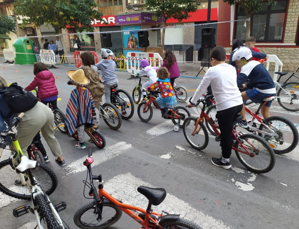 Un grupo de niños y niñas participantes en la carrera