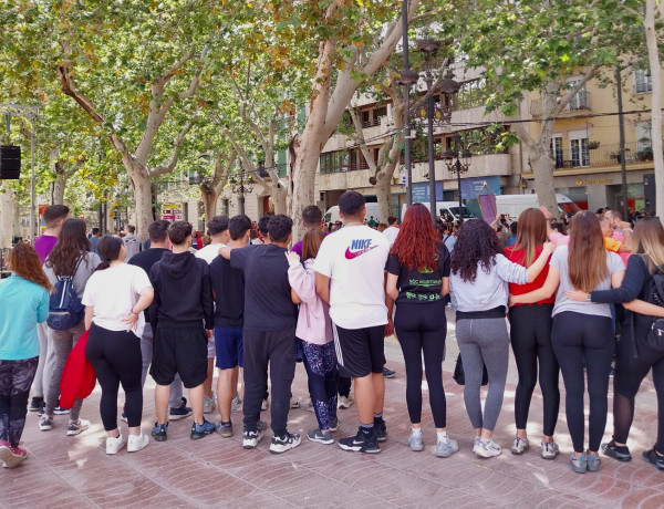 Jóvenes y educadores participantes en la carrera