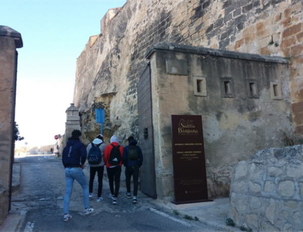El castillo de Santa Bárbara protagoniza el nuevo taller cultural realizado por los jóvenes atendidos en el Hogar ‘La Atalaya’ de Villena (Alicante)