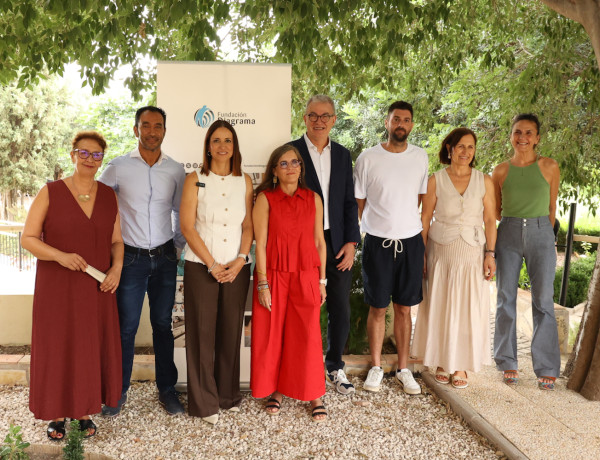 Isabel Ayala, Mar Martínez-Cacha, Ascensión Garriga, profesionales de Fundación Diagrama y persona usuaria en una visita el centro de día Heliotropos