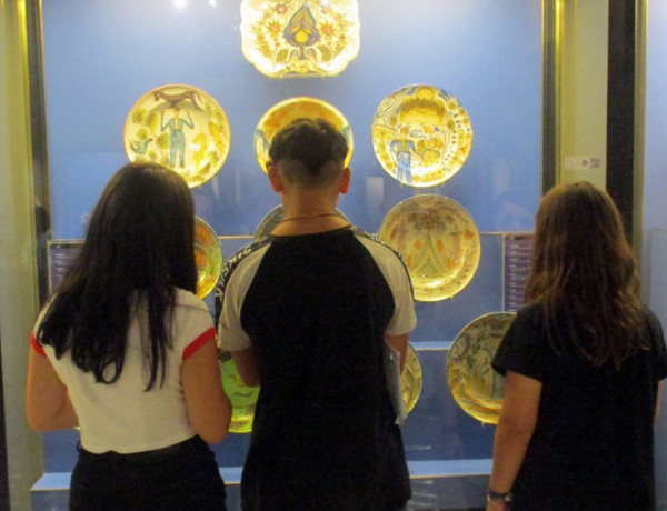 Jóvenes de las residencias de acogida de la provincia de Valencia se adentran en la artesanía y la historia gracias al Museo Nacional de Cerámica