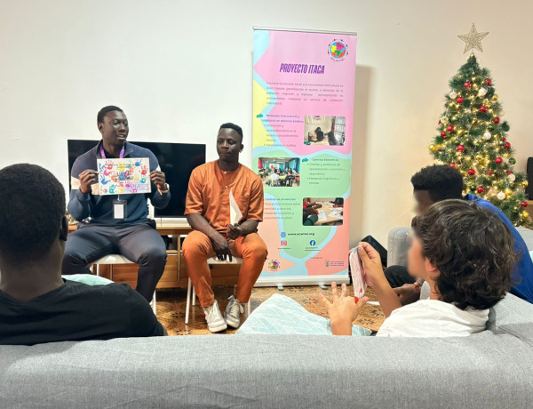 Los dos mediadores de ACAMEI, durante la charla