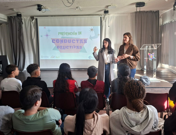 La concejala Carla Campoamor y la profesional de Fundación Diagrama, durante la charla