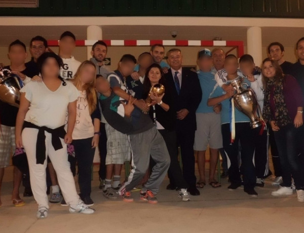 Los menores del centro ‘Ciudad de Melilla’ levantan los trofeos de la Selección Española de Fútbol