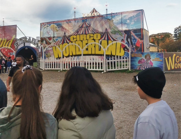 Tres menores, junto a la entrada al Circo Wonderland