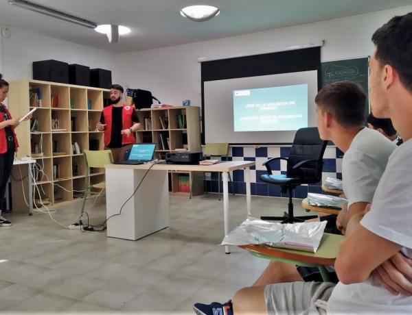 El equipo de Cruz Roja Juventud imparte una charla sobre violencia de género a menores de La Jara