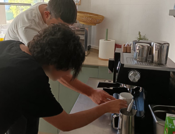 Jóvenes participantes del Programa Labora de Huelva realizando prácticas en el Curso Básico de Hostelería