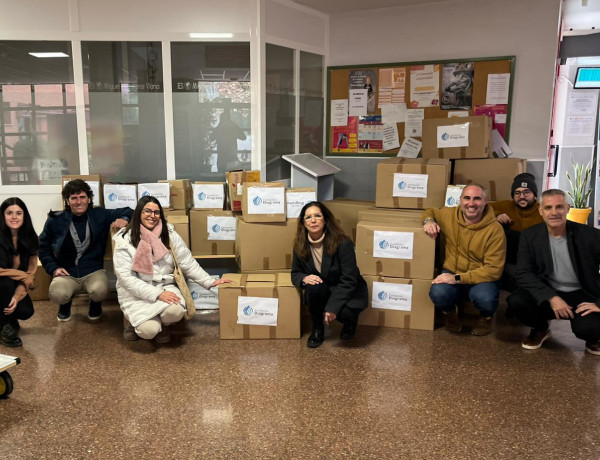 El equipo de la Fundación en Valencia, con algunas de las cajas de productos que se han donado