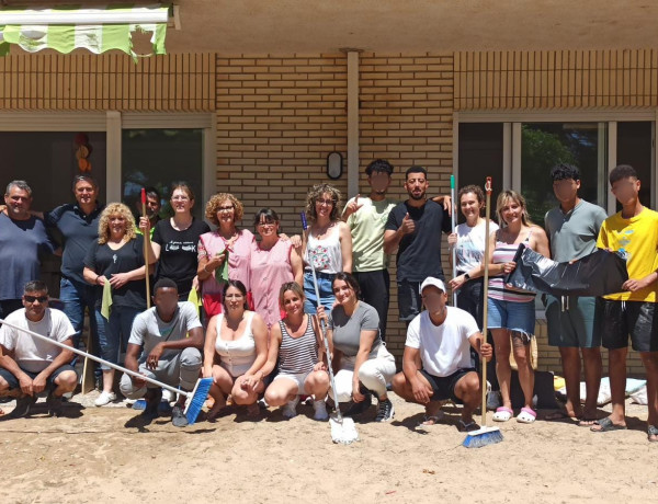 El equipo de limpieza de la guardería, entre los que se encuentran los jóvenes del centro