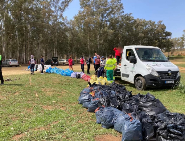 Los menores atendidos en el centro ‘El Limonar’ de Alcalá de Guadaíra (Sevilla) colaboran en una actividad de voluntariado medioambiental en la localidad. Fundación Diagrama. Andalucía 2022