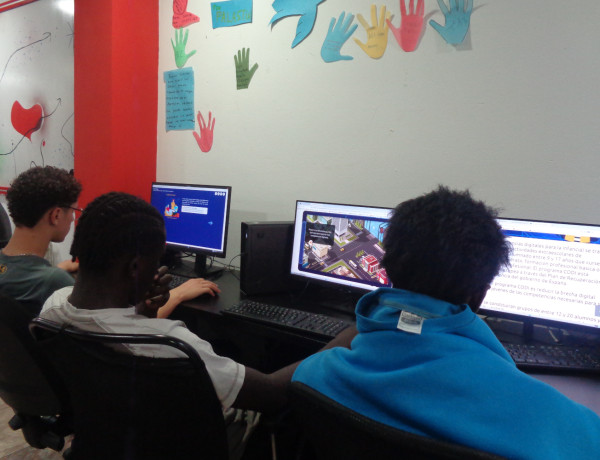 Tres jóvenes realizan una de las actividades del campamento digital