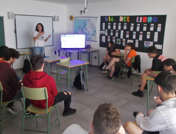 La docente del centro Quérote máis, durante el taller