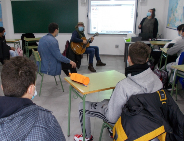 La guitarra se convierte en la protagonista del nuevo taller cultural realizado por los menores atendidos en el centro ‘Montefiz’ de Ourense 