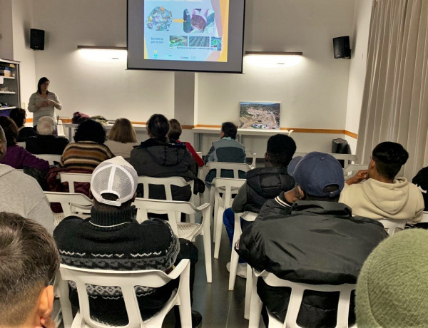 Una técnica del COPATE imparte la charla al grupo de jóvenes