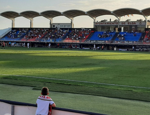 Menores del hogar de acogida ‘Alácera’ de Caudete se unen a la afición albaceteña en un partido de fútbol en Elda