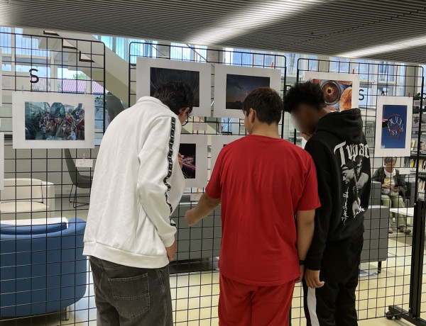 Jóvenes del centro ‘Montealegre’ de Ourense asisten a una exposición fotográfica sobre la cultura y los paisajes de Galicia