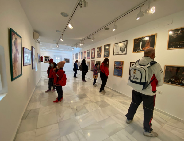 Las personas atendidas en el Centro de Día de Puerto Lumbreras (Murcia) visitan la exposición ‘Reliquias de Semana Santa’