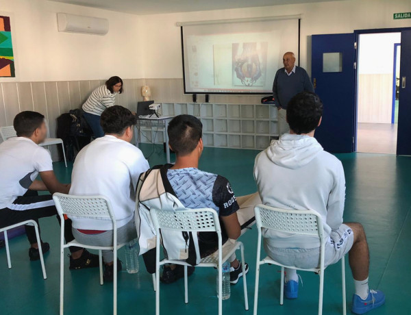 El equipo de FAJER prepara la charla ante varios jóvenes del centro