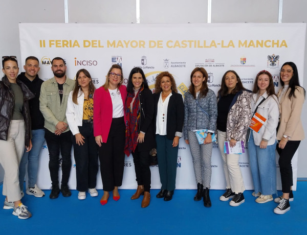 El equipo de la Fundación, junto a la delegada provincial de Bienestar Social, Antonia Coloma, y la jefa de Servicio de Mayores de Albacete, Montserrat Velencoso