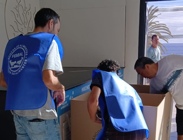 El equipo de voluntarios llena una de las cajas con los alimentos recolectados