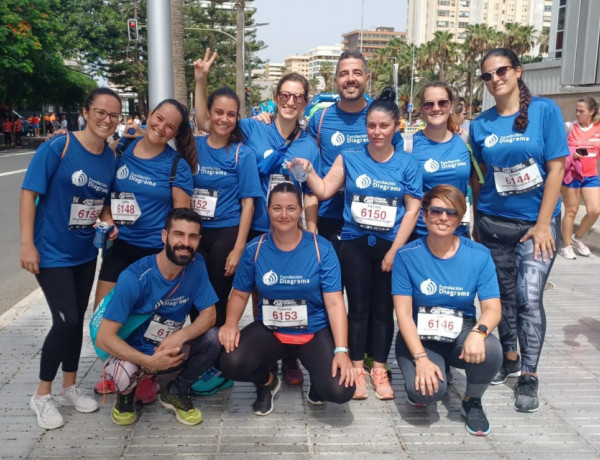 9 trabajadoras y 2 trabajadores de Fundación Diagrama posan antes de su participación en la carrera