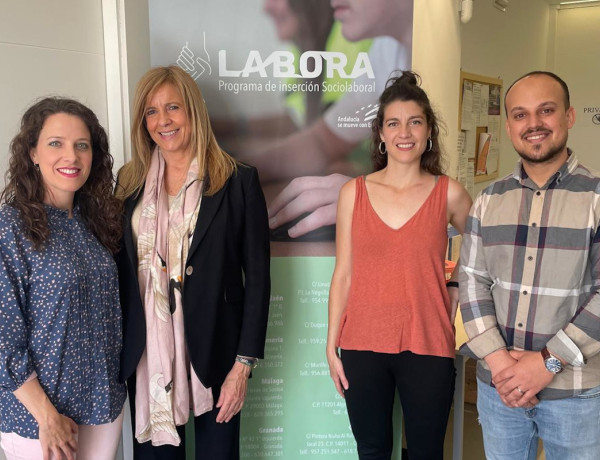 Rosario Alarcón, junto a profesionales del Programa Labora y la Asociación Una a Una