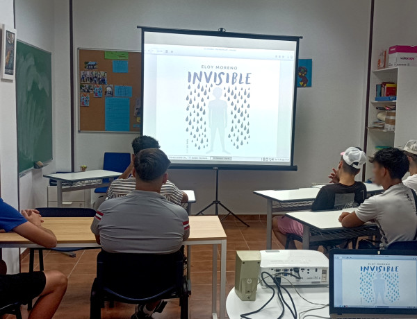 Los jóvenes se preparan para la primera sesión del taller sobre el libro Invisible