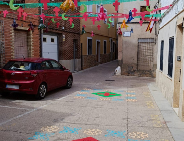 Calle de Caudete decorada con motivos tradicionales de las fiestas de Moros y Cristianos