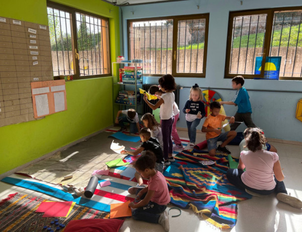 Un grupo de niños y niñas, durante la elaboración del mural