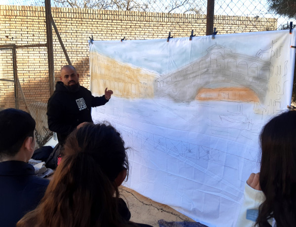 Xemayo explica a las personas jóvenes distintas formas de plasmar un grafiti