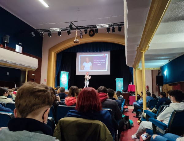 Un grupo de personas jóvenes atendidas en la residencia ‘La Atalaya’ de Villena (Alicante) asisten al I Foro de Empleo ‘Sax te Emplea’