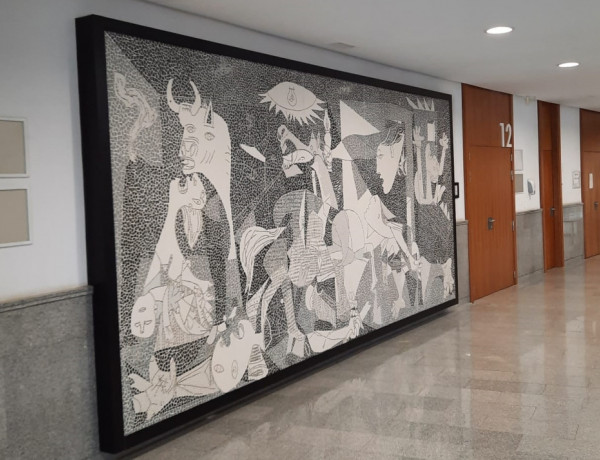 El Guernica elaborado por los chicos y chicas de la residencia ‘Pi Gros’ de Castellón se traslada a un nuevo espacio de la Ciudad de la Justicia