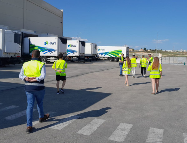 El grupo recorre el aparcamiento y observa la flota de camiones