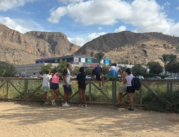 El hogar ‘Oriola’ se suma a una acción de voluntariado medioambiental en el río Segura
