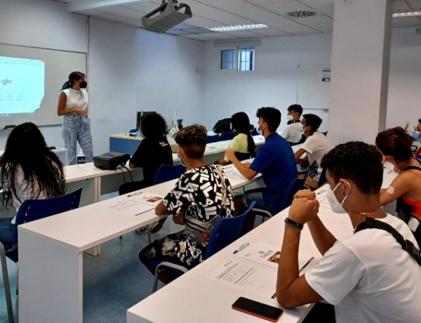 Diez jóvenes que participan en el Programa Labora de Cádiz se forman a nivel teórico y práctico en el sector de la hostelería 