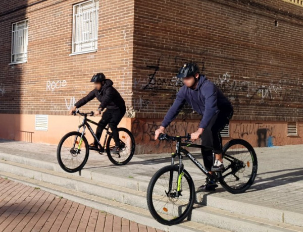 Dos jóvenes en bicicleta por el centro de Huelva